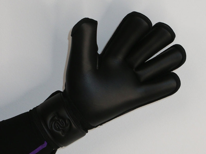 Selsport Wrappa Classic Professional Rollfinger goalkeeperglove in all black with pro wrist strap with black palm