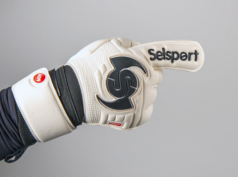 Wrappa Classic Selsport Professional rollfinger goalkeeper gloves pointing a finger