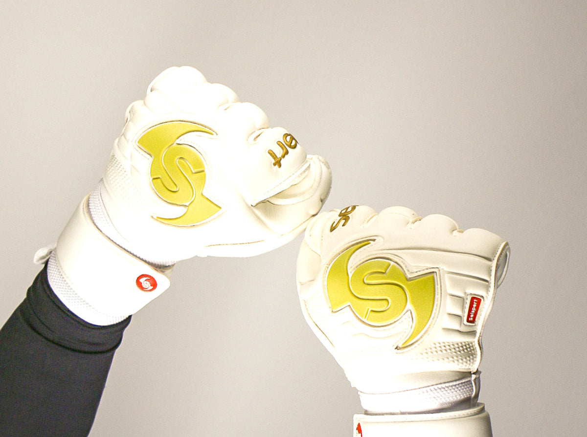 Selsport Professional Goalkeeper glove Wrappa Classic EA+ Gold in a fist pose