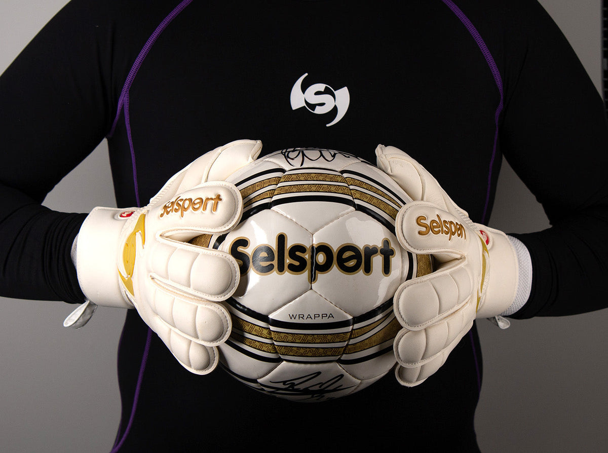 Selsport Professional Goalkeeper glove Wrappa Classic EA+ Gold Holding a selsport football with 2 hands