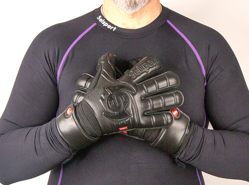 Selsport Wrappa Classic Professional Rollfinger goalkeeperglove in all black with pro wrist strap 