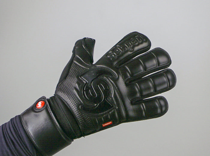 Selsport Wrappa Classic Professional Rollfinger goalkeeperglove in all black with pro wrist strap 