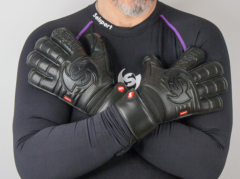 Selsport Wrappa Classic Professional Rollfinger goalkeeperglove in all black with pro wrist strap in a chest pose